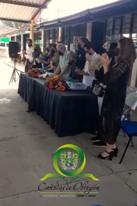 Entrega de paquetes escolares del programa RECREA
